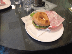 2012-10-05_bagels-med-oscar-och-munge.gif